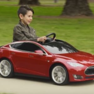 Teslaが子供用の電気自動車を開発!本格的な作りにビックリ