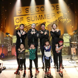 5SOS 「君たちならこの会場のチケットは即完売だね！」武道館で行われたファンクラブ・イベントでMiniSOSに御対面