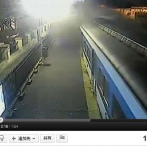 列車とバスと列車の3つが衝突する事故の瞬間動画