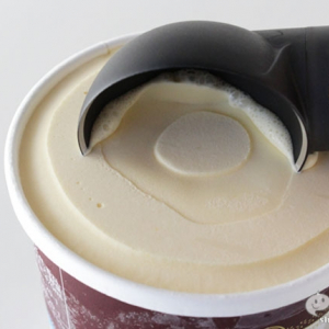 『スクープ ザット アイスクリームスクープ』電源不要で熱伝導を利用してカチカチアイスを簡単にすくう！