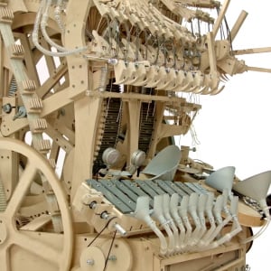 驚異の木製楽器「Marble Machine」 2000の鉄球が奏でる美しい音色…