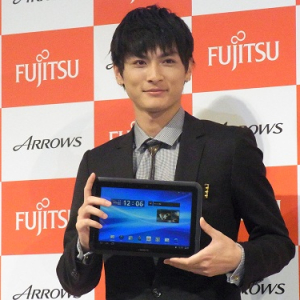 富士通のスマートフォン・タブレット新ブランド発表会　高良健吾さんが『ARROWS Tab』の魅力を語る