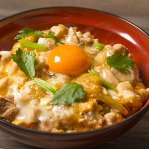 1個100円の「八ケ岳卵」はトロットロ濃厚！やみつきになると噂の“親子丼”を引っ提げて「乃木坂 鳥幸食堂」が横浜にオープン