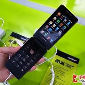 酷派（Coolpad） 7600は3.5インチ2画面搭載の折りたたみ式Androidスマートフォン