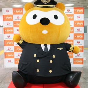 [PR]かわいい！　JALの制服を着こなすポンタ！　機長姿で『ニコニコ超会議』にも出張予定