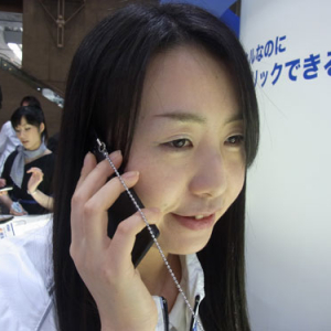 【CEATEC JAPAN 2011】KDDIが振動による音声伝達やクリック感を実現するスマートフォンを参考出展