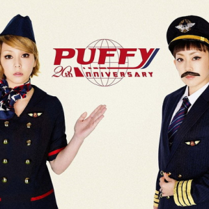 PUFFY 20周年記念ライブに奥田民生が出演決定！ ファーストクラス特典は噂のお弁当Tシャツ