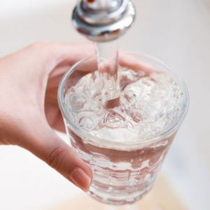 「水道水」派は約5割、みんなの飲み水事情を調査