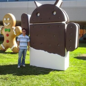 Google本社にあるIce Cream Sandwich模型をGalaxy Nexusで撮影した写真