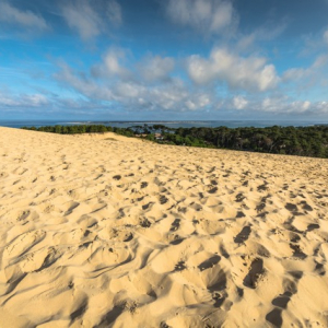 抜けるような海の青と真っ白の砂が美しい。フランス「ピラ砂丘」の風景