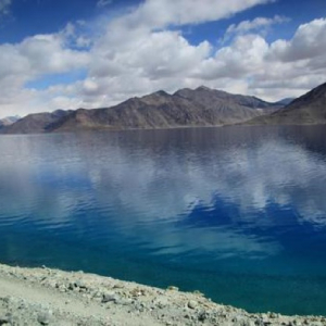 心の深いところまで染み入るような美しさ。塩湖「パンゴン・ブルー」の絶景