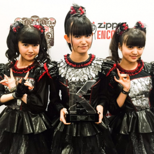 BABYMETAL 2年連続受賞！ 英【Kerrang! Awards】登壇で英語スピーチ披露