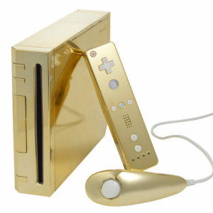 世界にひとつの金ピカWii！ エリザベス女王に黄金のWiiが贈られる