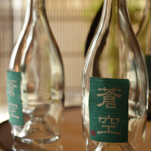 京都伏見の酒蔵BARで、午前中からうまい日本酒に酔いしれる