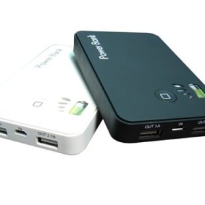 『iPhone 4S』を3回充電！　2台同時もOK！　補助バッテリー『Double USB Power Bank 2A』