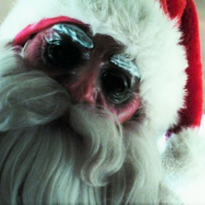 なにこの地獄みたいなクリスマス！　極悪サンタが“悪い子”を制裁する『サイレント・ナイト』血まみれの予告編［ホラー通信］