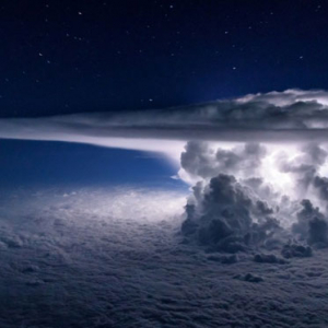 上空1万メートルから撮影した「光る積乱雲」の写真が美しすぎる！