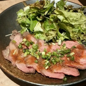 箸が止まらない食感抜群の牛タタキ！だし醤油との相性が最高の牛カツも美味！