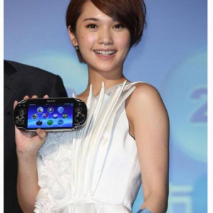 台湾SCE発表会で『PS Vita』を逆さに持つ失態　過去にも役員が同じことをやらかしていた！