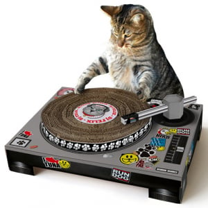うちのネコがDJに!?　ターンテーブル型爪とぎ『Cat Scratch Turntable』