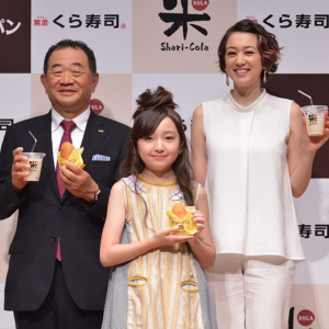 【くら寿司】シャリコーラとシャリカレーパン販売！予想外の味に報道陣も笑う