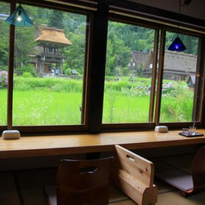 窓から見えるのどかな絶景。夏を感じる岐阜・合掌造りの喫茶店