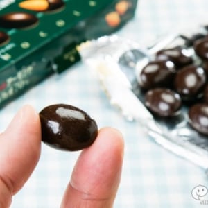 『アーモンドチョコレート カカオ70％』ダイエット効果で話題の高カカオチョコ、食物繊維も入って健康も増進！