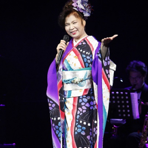 八代亜紀、モンゴルで新曲「JAMAAS」を初披露！ 大草原のステージに羊や馬も集まった