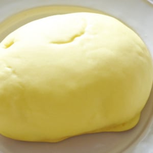 【食べてみた】見過ごせない存在感！ ローソンのレモン味メロンパンを実食レビュー