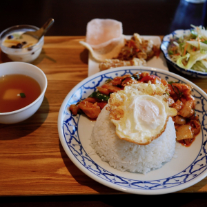 【京都のタイ料理屋】四条木屋町下ル「バーンリムナーム」で食べた『パップリックケーンガイ』