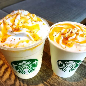 スタバ秋の新作 「ゴールデンメイプルフラペチーノ」にサクサクの「シュースティック」をトッピング♪