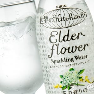 『キリン 世界のKitchenから Elderflower Sparkling Water』ハーブティーでもおなじみの香りが無糖炭酸に！