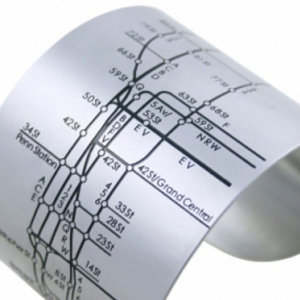 知らない土地でも安心♪ファッション感覚で使える地下鉄マップのバングルが便利