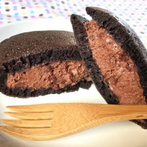 【真っ黒な絶品デザート】 何から何までチョコづくし♪ セブン「ちょこくりぃむどら」を食べてみた