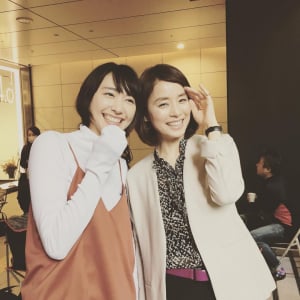 『逃げ恥』石田ゆり子と新垣結衣の2ショット！ 舞台裏の笑顔に絶賛の声