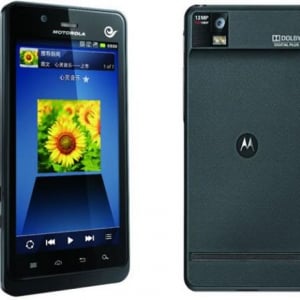 Motorola、中国電信向けRAZR「MOTO XT928」を発表、HDディスプレイと1,300万画素カメラを搭載し、ドルビーモバイルに対応