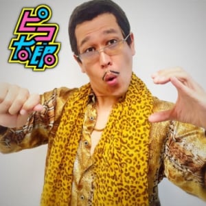 ピコ太郎が『Mステ』出演、PPAP「ロング」バージョン披露にタモリも思わず替え歌で応戦