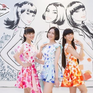 Perfume 石畳の上でもハイヒールで華麗にダンス！ 新曲「宝石の雨」起用の『Ora2』新CM公開