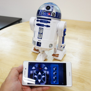 R2-D2がリモコン操作やプログラミングのできるスマートトイに！　単体でもスマホ連動でも遊べる『スマート R2-D2』レビュー