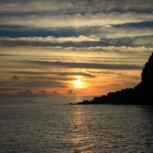 絶景！ダイビングスポットの美しい藍色の海から望む八丈島・藍ヶ江港の夕日
