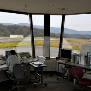 滑走路の横で飛行機の離陸を間近に見学！ 兵庫・但馬空港で限定ツアー実施中