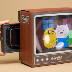 ブラウン管テレビ型のスマホ用スクリーンがレトロでかわいい