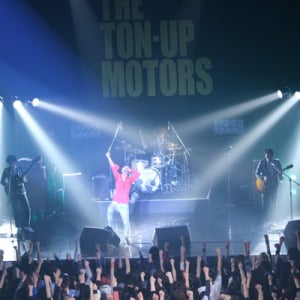 “いつもTHE TON-UP MOTORSのそばにいてくれて本当にありがとう” 活動休止前ラスト・ライヴ Zepp Sapporoレポート