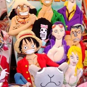 伝統的な意匠からONE PIECE、メイドまで　浅草寺の羽子板市