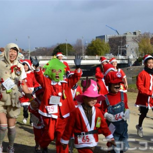 サンタクロース120人が鴨川をマラソン