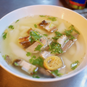 こだわり透明スープが旨爆！豚モツ麺料理『クワイジャップナムサーイ』を食べた