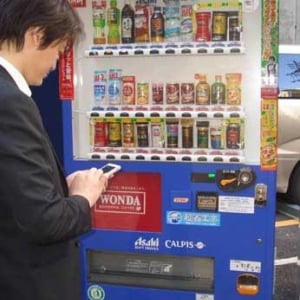 アサヒ飲料、Wi-Fiサービス機能付き自動販売機を来年より全国展開