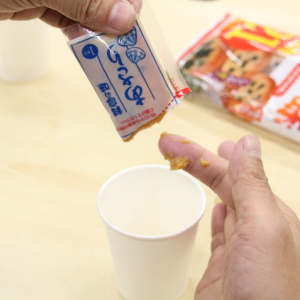 【裏ワザ動画】インスタント味噌汁を袋から楽に絞り出す方法