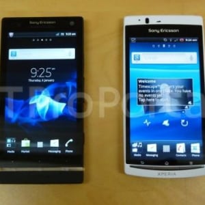 Xperia HD “Nozomi”とXperia arc Sを並べて撮影した画像