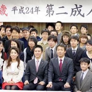 “被”選挙権を祝う第二成人式　25歳の町議「結婚式の資金で立候補した」